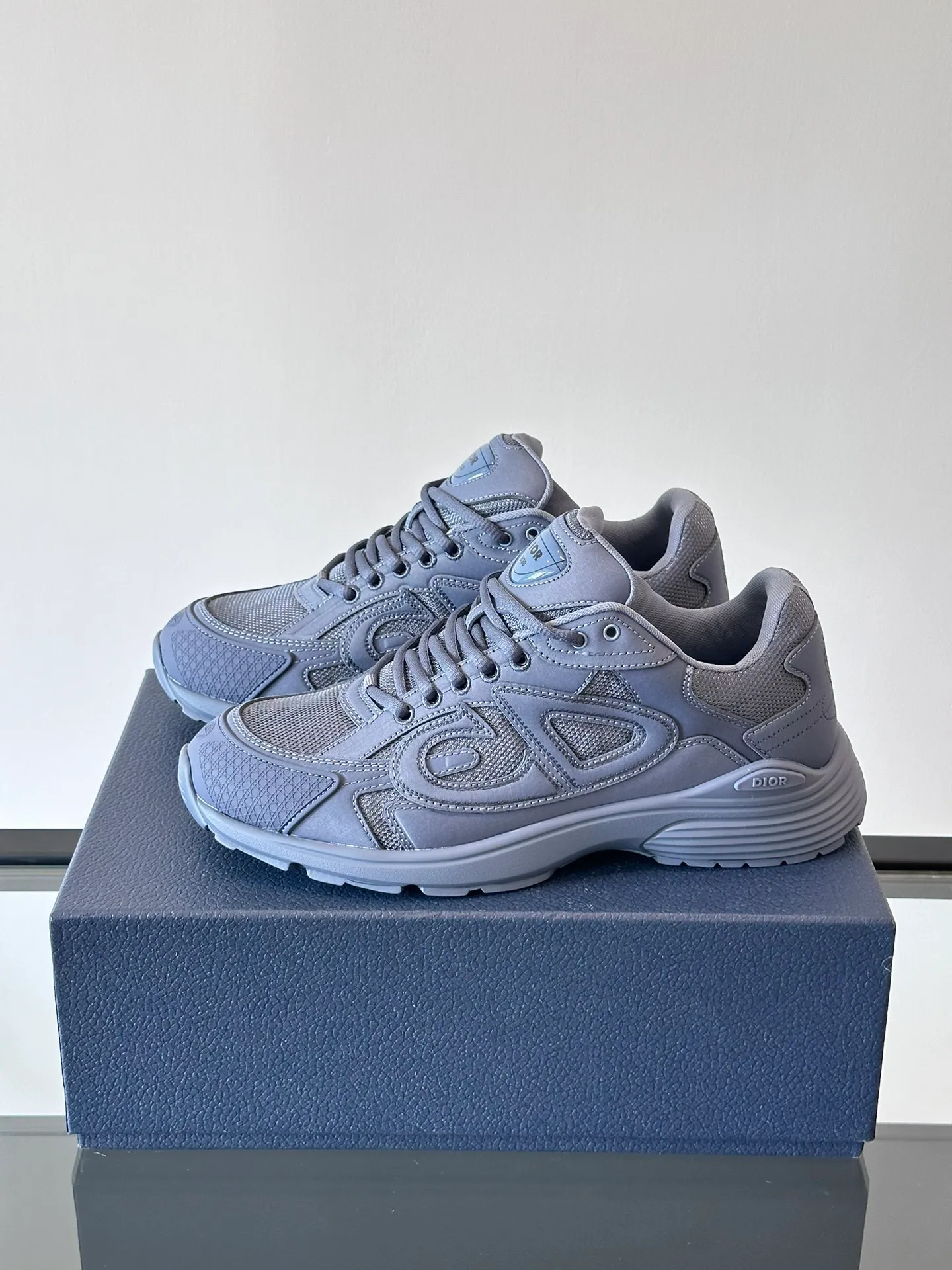 p400《Dio*》Dior B30 series sports shoes, multi-color mesh fabric and multi-color technical fabrics, this season's new B30 low-top sports shoes are one of the flagship styles of the series. Crafted from multicolor mesh and technical fabrics, it's finished with a reflective "CD30" graphic and silver-toned "DIOR B30" and "CD30" logos on the heel and tongue. An extra-light, sculpted rubber sole with signature accents adds style, while internal stretch details create ideal comfort. It can be matched with various casual styles to show a fashionable and modern sports style. Size: 38-44 (45-46 customized)